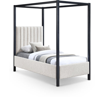 Kelly - Bed
